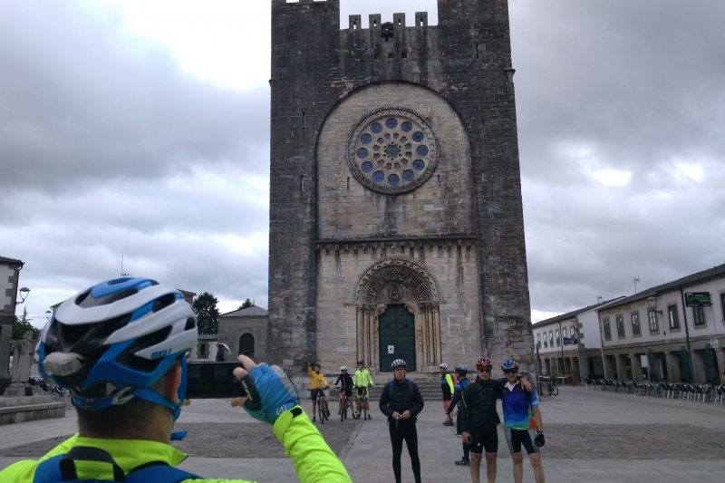 Camino Francés León-Santiago Portomarin iglesia peregrinos grupo bicicletas (3)