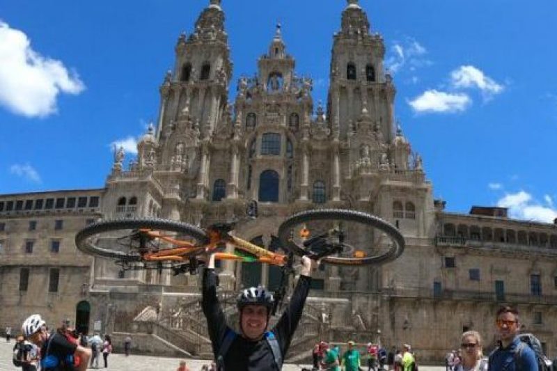 Camino Francés León-Santiago bicicletas catedral santiago grupo (3)